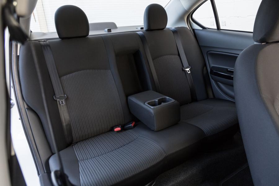 Интерьер Mitsubishi Mirage G4 2016 года  (NA) (фото 10 из 39)